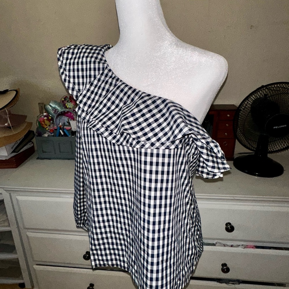 One shoulder checkered top.